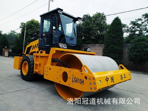 全液壓無級(jí)變速振動(dòng)壓路機(jī)