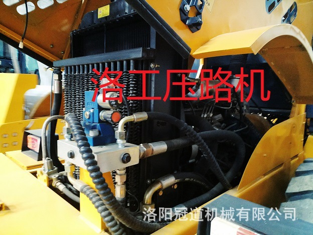 全液壓無級(jí)變速振動(dòng)壓路機(jī)