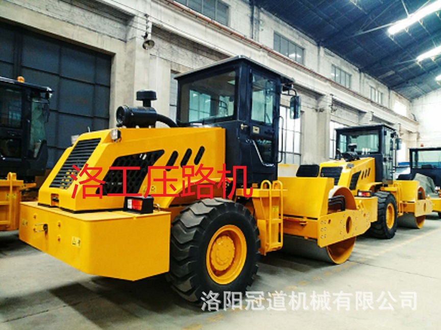 全液壓無級(jí)變速振動(dòng)壓路機(jī)