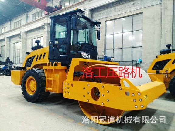全液壓無級(jí)變速振動(dòng)壓路機(jī)