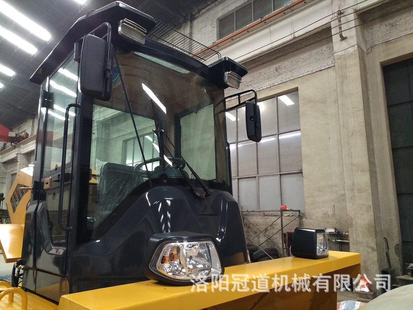 全液壓無級(jí)變速振動(dòng)壓路機(jī)