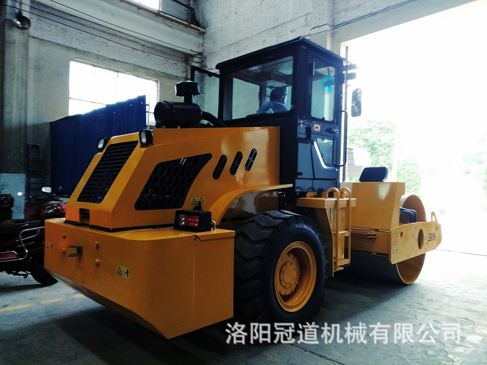 全液壓無級(jí)變速振動(dòng)壓路機(jī)