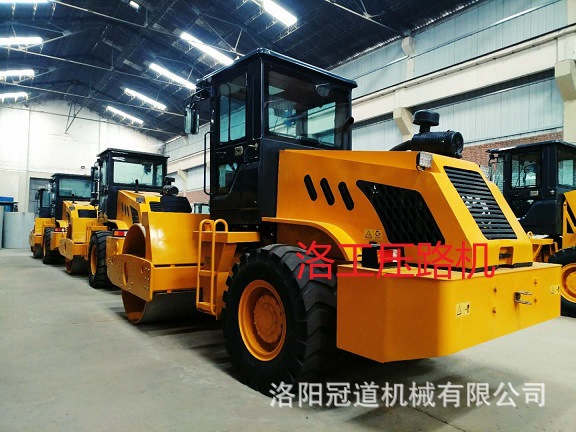 全液壓無級(jí)變速振動(dòng)壓路機(jī)